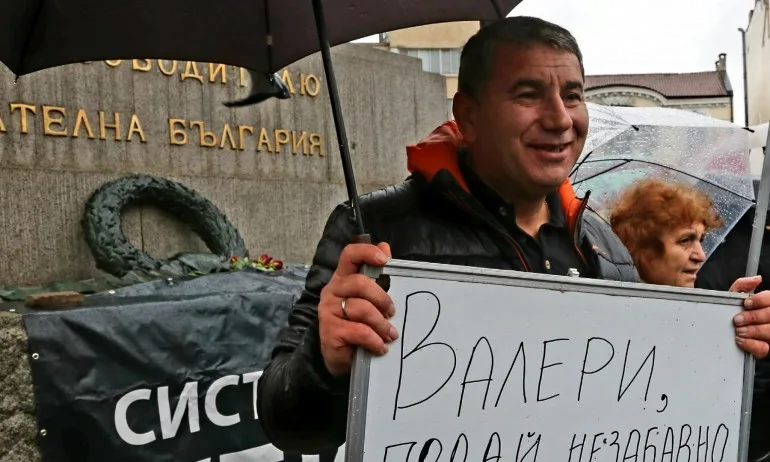 Байрактаров за служебния кабинет на Радев: Дали девизът вече не е Мутри, вътре - Tribune.bg