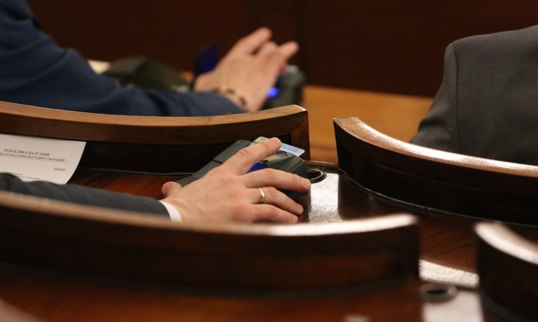 Прецедент: 15 минути след началото на пленарното заседание НС остана без кворум - Tribune.bg