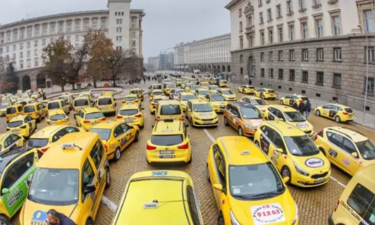 Национален протест на такситата заради поскъпването на застраховка „Гражданска отговорност“