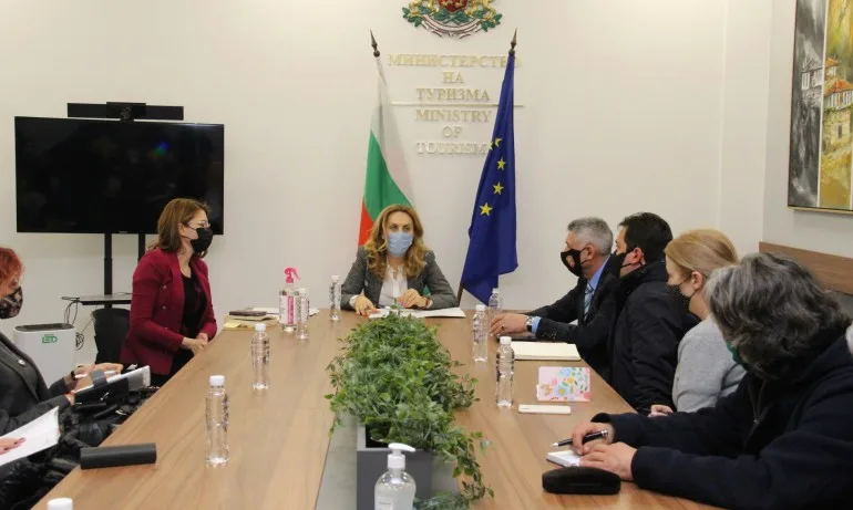 Марияна Николова поиска по-ниски цени на чадърите и шезлонгите по морето това лято - Tribune.bg