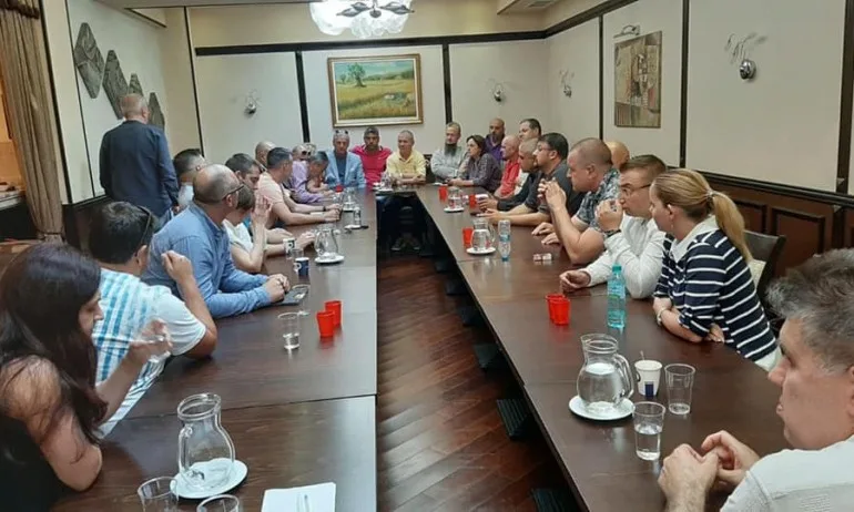 Трио-то обяви, че е събрало всички протестни групи, Да, България и Боец се разграничиха - Tribune.bg