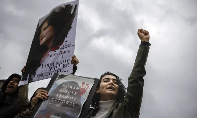 Иран премахва нравствената полиция - Tribune.bg