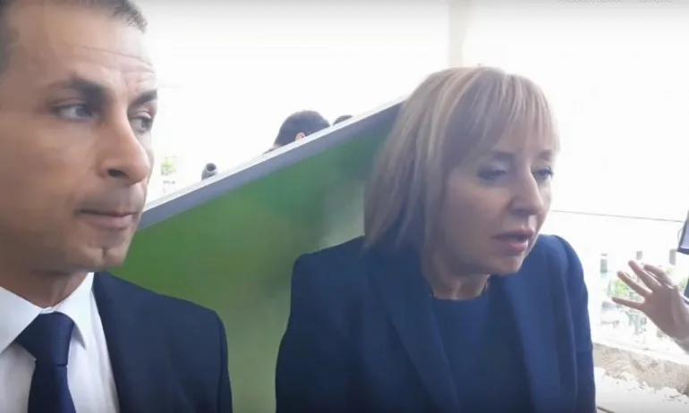 Пано ударило по главата Мая Манолова в Бургас - Tribune.bg