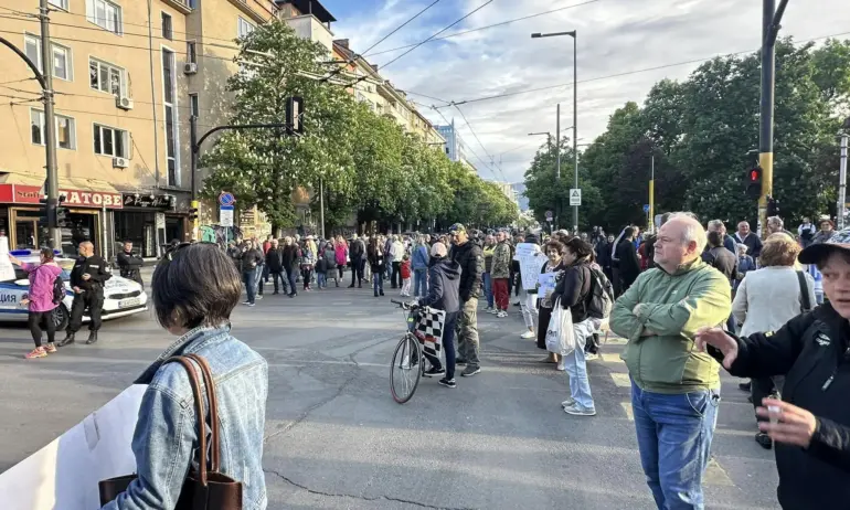 За втори път днес – протест срещу безобраните промени на ПП-ДБ-СС блокира движението в центъра 