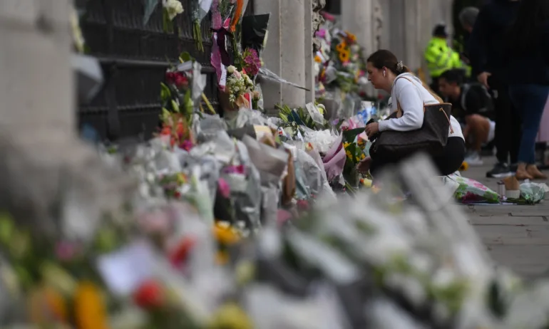 Великобритания скърби за кралица Елизабет, светът ѝ отдава почит /СНИМКИ/ - Tribune.bg