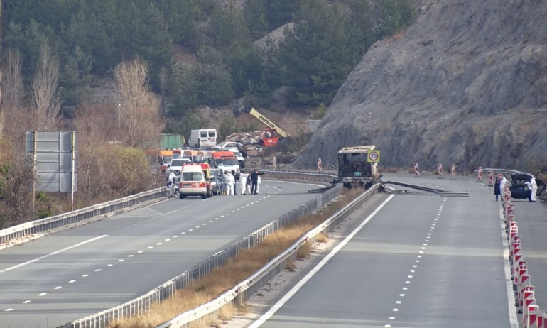 Автобусът не минал митническа проверка в РС Македония, отричат да е превозвал туби гориво и пиротехника - Tribune.bg