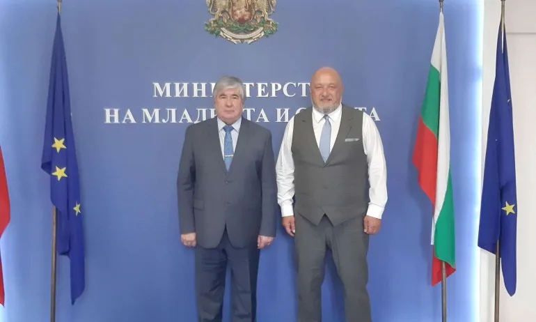 Министър Кралев проведе работна среща с посланика на Русия Анатолий Макаров - Tribune.bg