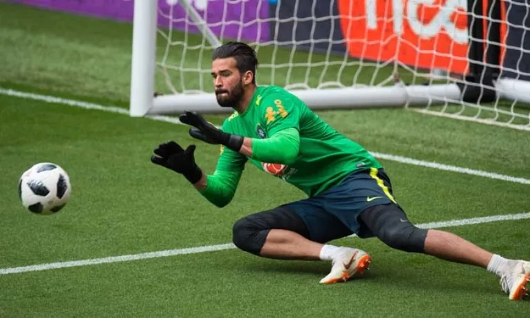 Вратарят на Ливърпул отпадна от състава на Бразилия за мача с Аржентина - Tribune.bg