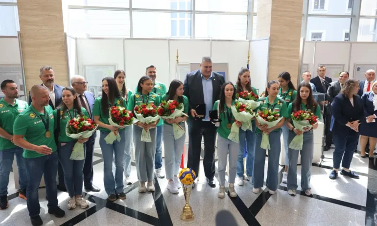 Депутатите на крака пред световните шампионки - Tribune.bg