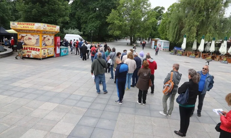 Засилен интерес и опашка за ваксини срещу COVID-19 в Борисовата градина - Tribune.bg