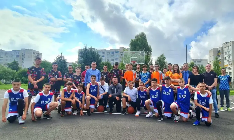 Дворът на 74 СУ Гоце Делчев с ново баскетболно игрище - Tribune.bg