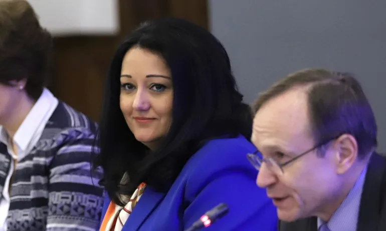 Набедиха във Фейсбук Лиляна Павлова, че е собственик на къща с жълти павета - Tribune.bg