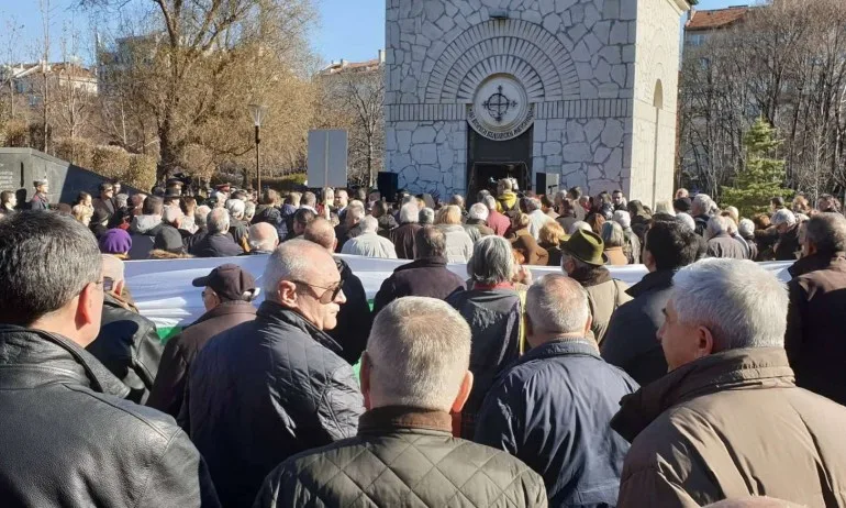 ГЕРБ почете паметта на жертвите на комунистическия режим - Tribune.bg