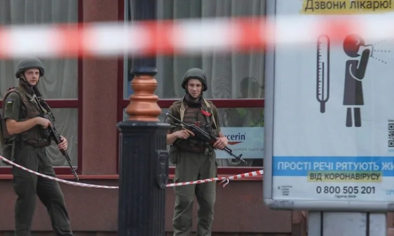 Стрелба по колата на помощник на Зеленски, има ранен - Tribune.bg