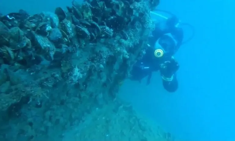 Водолазният екип, който се гмурна да разследва инцидента в Несебър, откри катарамите от парашута - Tribune.bg