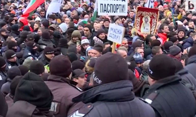 Протестиращите отиват под прозорците на Асена Сербезова - Tribune.bg