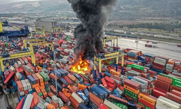 Пожарът на пристанището в Искендерун излиза извън контрол - Tribune.bg