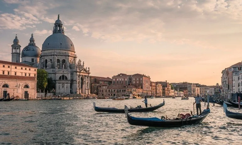 Венеция: Глоба от 500 евро за проститутките, гонят пияните и разголените - Tribune.bg