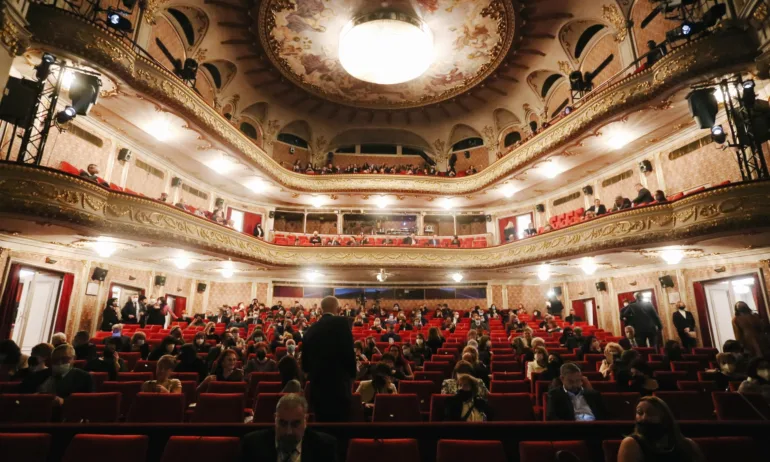 Защо билетите за Джон Малкович в Гърция са по 55 евро? Покриват се от Фондация Онасис - Tribune.bg