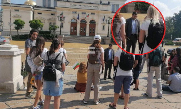 Михнев от ПП варди с пръчка протестъри пред НС - Tribune.bg