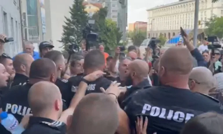 Депутати от ПП и активисти на БОЕЦ нападнаха полицаи на протест пред КПКОНПИ - Tribune.bg