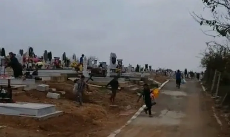 Клип на роми, които обират храната от гробове, взриви социалната мрежа (ВИДЕО) - Tribune.bg