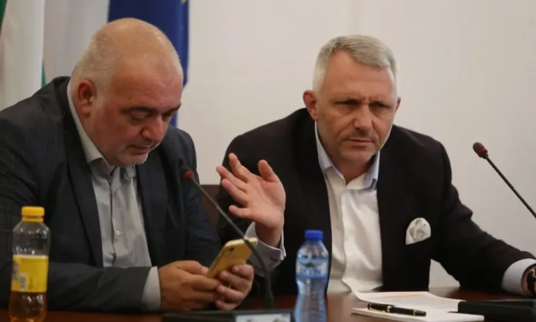 Хаджигенов и Бабикян протестират срещу Минеков - Tribune.bg