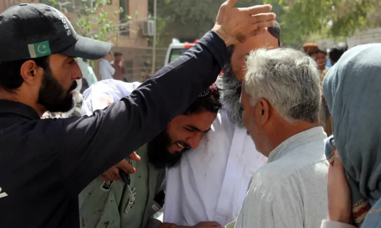 Самоубийствен атентат и взрив в Пакистан - Tribune.bg