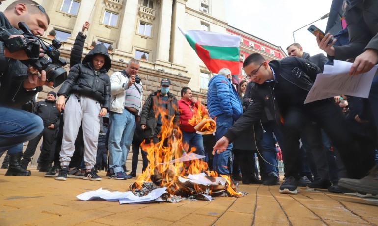 Не на ценовия геноцид: Протестиращи гориха сметки за ток и парно пред МС (СНИМКИ) - Tribune.bg