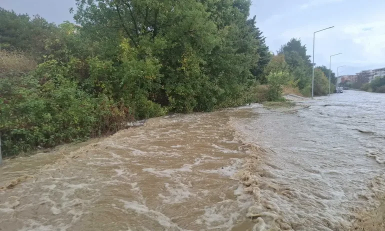 Кметът на Св. Влас: В морето има 30 коли, дано няма повече жертви. Положението е страшно - Tribune.bg