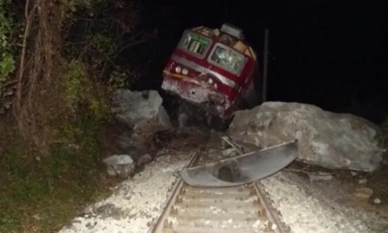 Пътнически влак дерайлира край Якоруда - удари го скала! - Tribune.bg