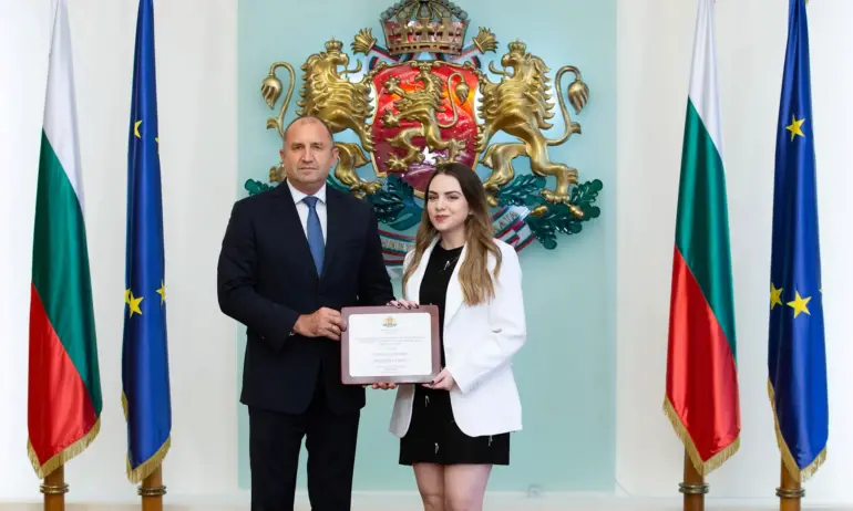 След като си дойде с автобуса: Нургюл Салимова получи почетен плакат от Радев - Tribune.bg