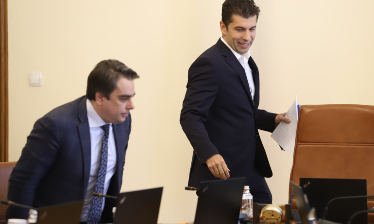 Фенове на ПП зоват за нахлуване при депутатите, щели да пречупят опозицията - Tribune.bg