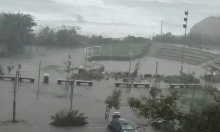 Проливен дъжд валя през цялата нощ в района на Царево.