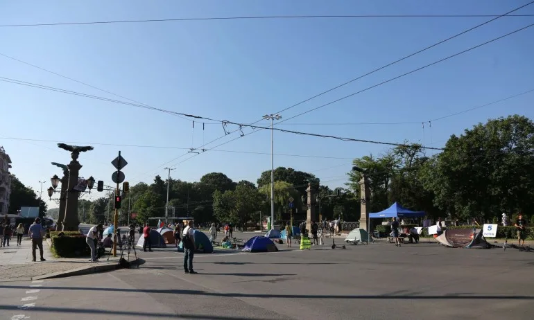 Палатки са блокирали трафика, СДВР предупреждава, че е възможна саморазправа на шофьори - Tribune.bg