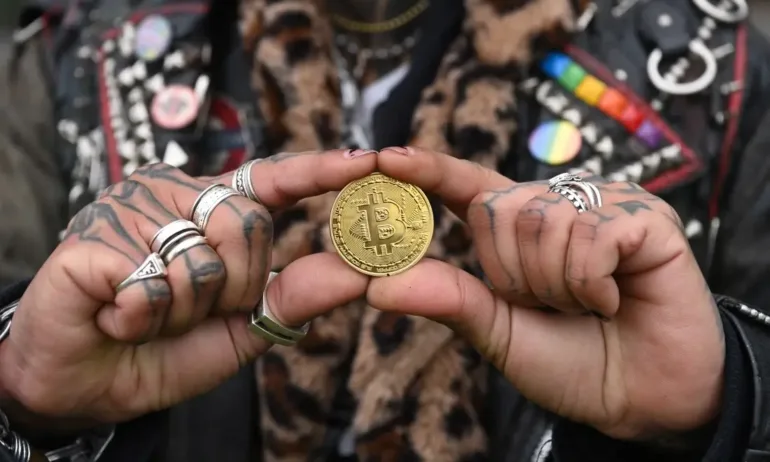 Срив на криптопазара: Биткойнът падна под 22 000 долара - Tribune.bg