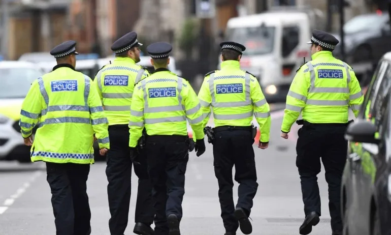 Мъж с два ножа застрелян от полицията в центъра на Лондон - Tribune.bg