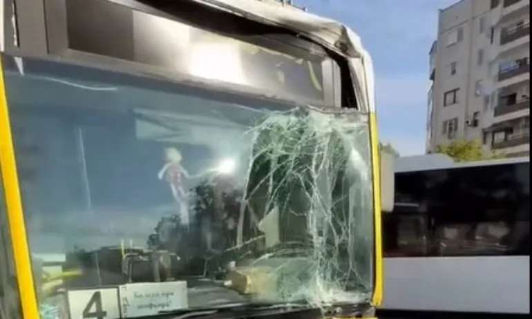Два автобуса на градския транспорт се удариха челно в Пловдив. Има пострадали - (ВИДЕО) - Tribune.bg