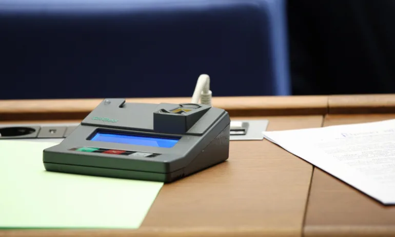 Депутатите не удължиха работата на комисията за чумата и шарката по дребните преживни животни - Tribune.bg