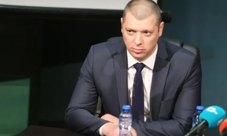 Скандал, но все пак и приета оставка на зам-председателя на антикорупционната комисия - Tribune.bg