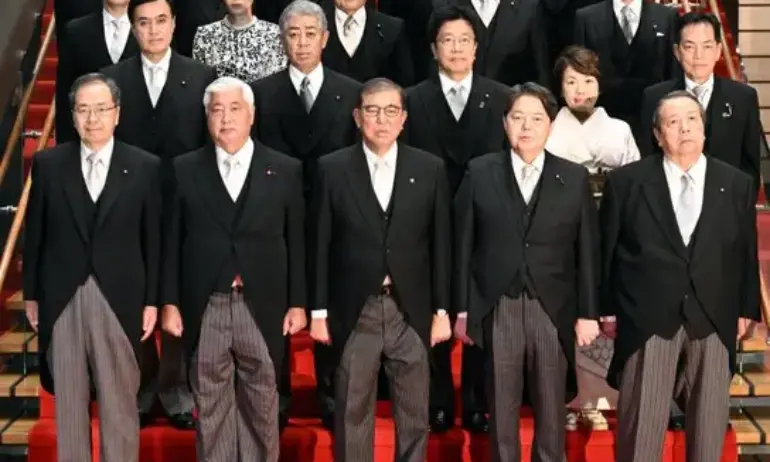 След вълна подигравки: Японското правителство призна, че снимката на новия кабинет е коригирана - Tribune.bg