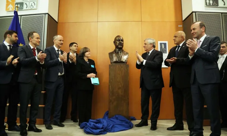 Откриха изложбено пространство Атанас Буров в сградата на ЕП - Tribune.bg