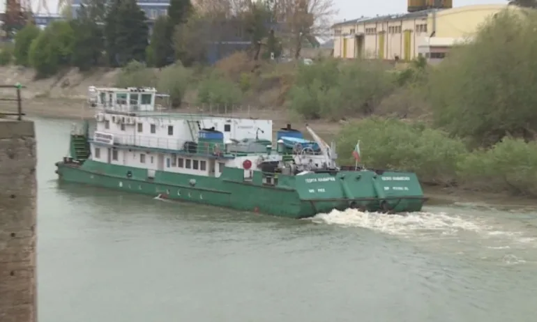 Силен вятър спря работата на фериботa при ГКПП Свищов - Tribune.bg