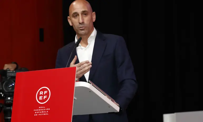 След целувката: Луис Рубиалес се обяви за жертва. Световните шампионки отказаха да играят за Испания - Tribune.bg