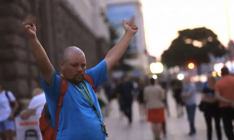 Наръчник на въстаника III: Ако има провокатори, не предупреждавайте полицията, седнете на земята - Tribune.bg