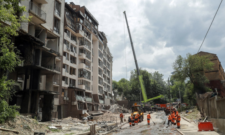 Жертва и ранени при ракетния удар по жилищна сграда в Киев - Tribune.bg