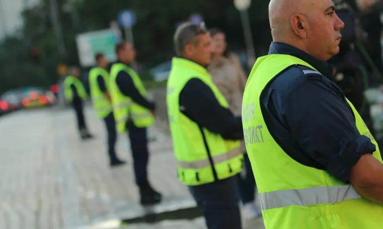 Протестиращи започнаха да се събират в района около парламента - Tribune.bg