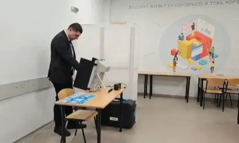 Ивайло Мирчев гласува с машина за една различна България - Tribune.bg