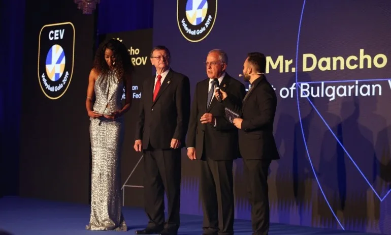 Данчо Лазаров получи специална награда от президента на CEV - Tribune.bg