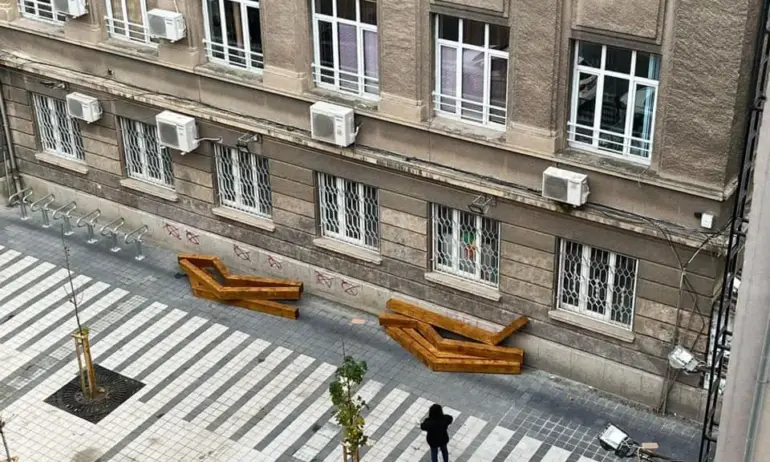 Столична община успокои: Гредите по ул. Цар Шишман са части от пейки, но не е готово - Tribune.bg